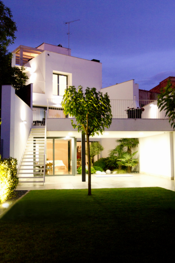 Casa entre mitgeres en una illa urbana